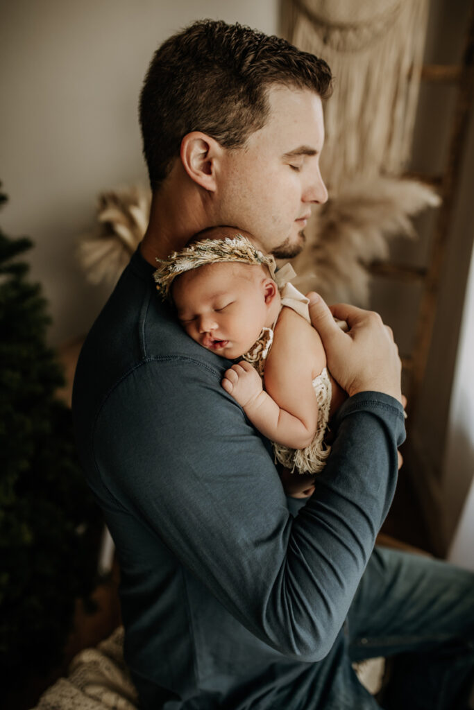 Family Photography, Dad holding newborn baby on his shoulder